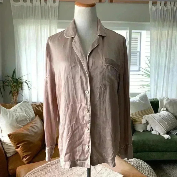 Neiman Marcus blush 100% silk button up pajama top - Picture 1 of 9